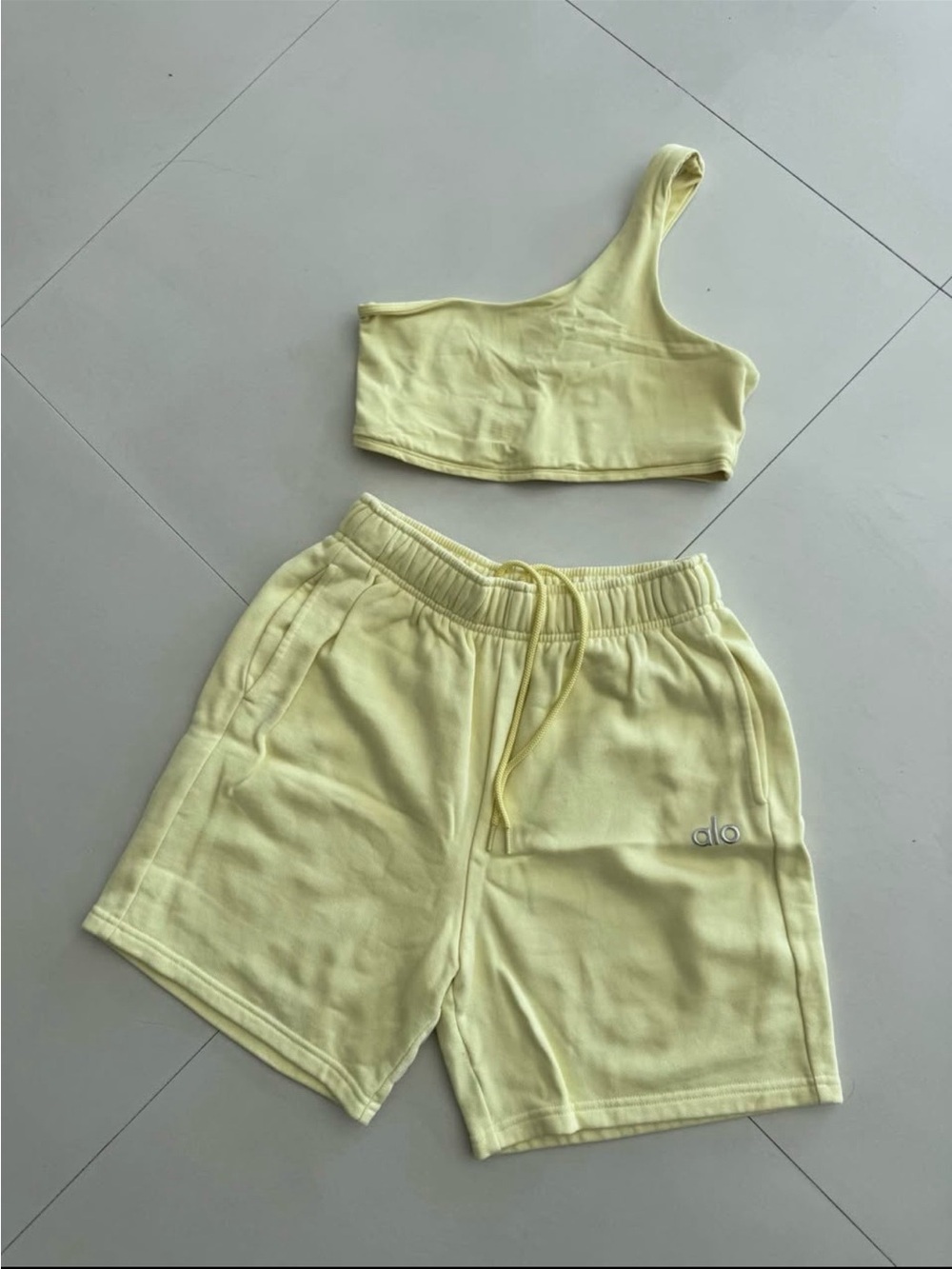 ALO Yoga Kids Pale Yellow One-Shoulder Crop Top & Drawstring Shorts